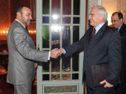 El rey Mohamed VI (i) recibe al enviado personal de la ONU para el Sahara, Christopher Ross (d). EFE  /