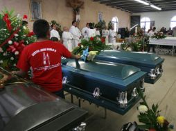 Funerales de algunos de los 14 jóvenes que fueron asesinados la noche del pasado viernes en Ciudad Juárez. EFE  /