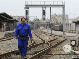 Un trabajador ferroviario camina en las inmediaciones de una estación en Atenas, la huelga paralizó gran parte del país. EFE  /