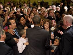El presidente de Estados Unidos, Barack Obama, saluda a los asistentes tras su discurso. AFP  /