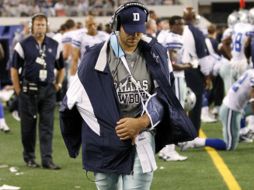 Tony Romo se lesionó ayer y podría quedar fuera el resto de la temporada. REUTERS  /