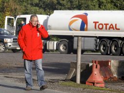 A pesar de que algunas refinerías han reactivado el envió de productos, los trabajadores siguen en huelga. EFE  /