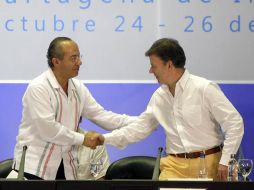 El Presidente Calderón saulda a Juan Manuel Santos presidente de Colombia. AFP  /