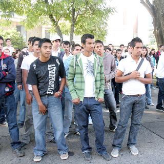 Da 'alcance' camión con estudiantes de la UdeG