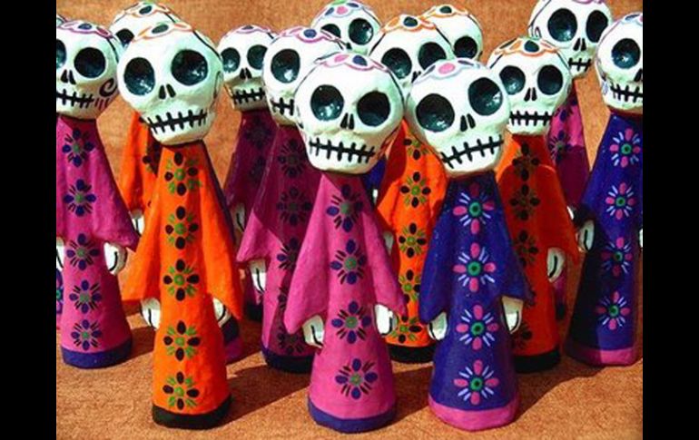 Además para contribuir con esta manifestación cultural se instalarán en cada centro altares de muertos. NOTIMEX  /