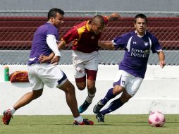 Los jugadores de Estudiantes Tecos entrenan para levantar ante el Necaxa. MEXSPORT  /