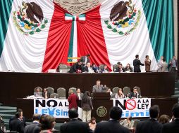 Legisladores del Partido del Trabajo protestaron hoy con mantas en contra de cambios a la Ley del IMSS. EL UNIVERSAL  /