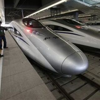 China muestra poderío en ingeniería con tren bala y presa colosal