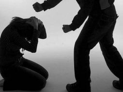 La 'ola' antiinmigrante y la crisis económica están determinando el aumento de la violencia hacia las mujeres. ARCHIVO  /