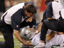 Personal médico atiende al mariscal de campo  Tony Romo (cen) tras resultar herido ante el juego de los Gigante. EFE  /