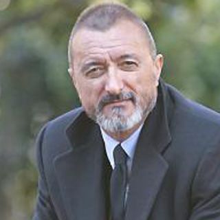 Arturo Pérez-Reverte arremete contra funcionario en Twitter