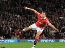 ''Chicharito'' dispara con la zurda para vencer al arquero de los Wolves. AFP  /