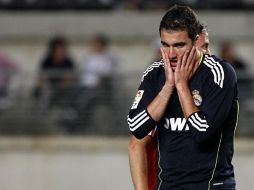 El argentino Gonzalo Higuaín lamenta fallar una ocasión de gol para el Real Madrid. REUTERS  /