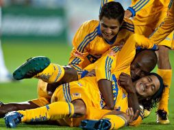 Jugadores de Tigres festejan el gol que le da los tres puntos a su equipo. MEXSPORT  /