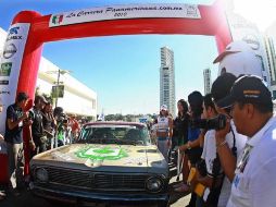 El público esperó la llegada de los primeros autos del rally. MEXSPORT  /