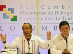 El Presidente Felipe Calderón y su par colombiano Juan Manuel Santos se saludan al inicio de la Cumbre de Tuxtla. EFE  /