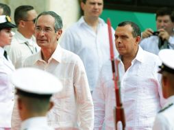 Los jefes de Estado de Guatemala, Álvaro Colom y Honduras, Porfirio Lobo, a su arribo a Cartagena de Indias, Colombia. EFE  /