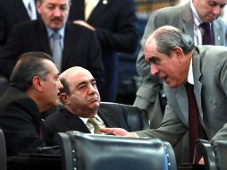 Los senadores Manlio Fabio Beltrones, Jesús Murillo Karam y Pablo Gómez, platican en la sesión de ayer. EL UNIVERSAL  /