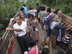 Varias personas dejan sus casas tras la actividad del Volcán Merapi. REUTERS  /