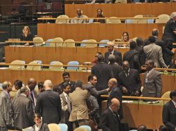 Representantes de los países miembros de las Naciones Unidas hacen fila para felicitar al delegado cubano, Bruno Rodríguez. AP  /