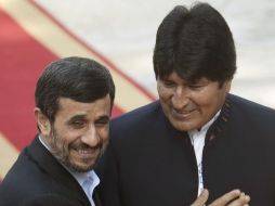 El presidente iraní, Mahmoud Ahmadinejad (izquierda) abraza a su homólogo boliviano, Evo Morales a su llegada a Teherán. REUTERS  /