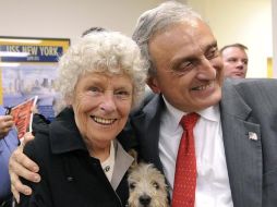 El candidato republicano al Gobierno de Nueva York, Carl Paladino, posa con una simpatizante. AP  /