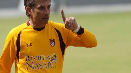 El técnico de Estudiantes Tecos, Eduardo Acevedo dirigiendo un entrenamiento. MEXSPORT  /