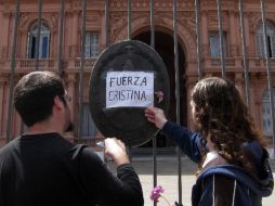A las afueras de la Casa Rosada, algunas personas empiezan a manifestar su pesar por la muerte del ex presidente argentino. REUTERS  /