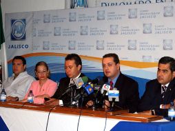 Hernán Cortés (centro) y otros panistas, en la rueda de prensa para informar la interposición del juicio político. J. VENTURA  /