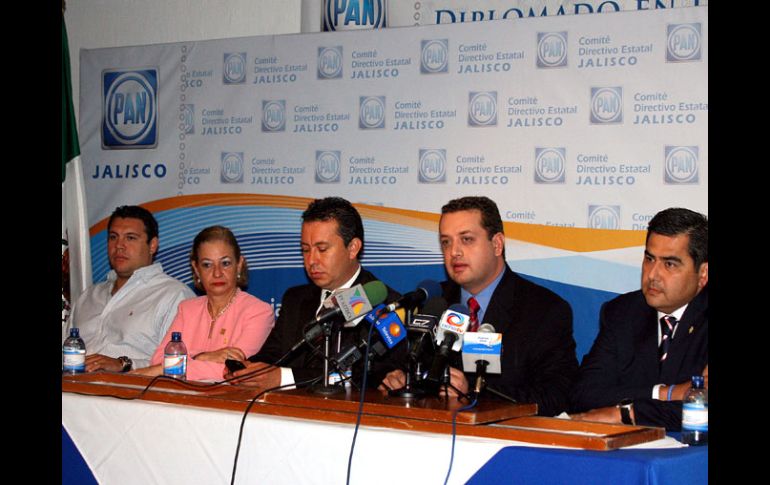 Hernán Cortés (centro) y otros panistas, en la rueda de prensa para informar la interposición del juicio político. J. VENTURA  /