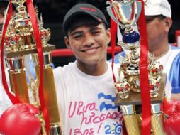 Ramón González con su título interino de las 108 libras. AP  /