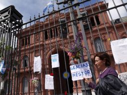 Simpatizantes del ex presidente Kirchner acuden a la Casa Rosada para manifestar su pesar. REUTERS  /