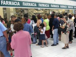 Usuarios del IMSS esperan para surtir recetas en una farmacia de la institución. ARCHIVO  /