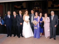 Marcela y David con los papás y hermanos de la novia.  /