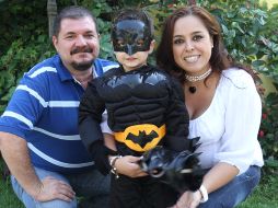 Juan Carlos con sus papás, Juan Carlos Jiménez y Azucena Cervantes.  /
