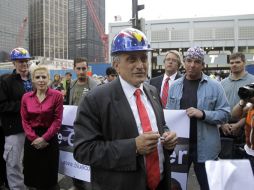 El candidato, Carl Paladino, posa con un casco de constuctor que usan quienes se oponen al centro islámico. AP  /