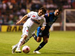 José Joel González (der.), de Puebla, le disputa el baló a Iván Estrada, de Santos. MEXSPORT  /