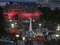 Cientos de simpatizantes peronistas se congregan al frente de la Casa de Gobierno a la espera que abran las puertas. AP  /