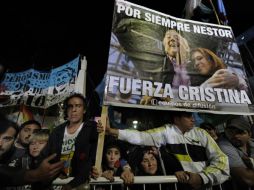 Seguidores dan muestras de apoyo a la presidenta Cristina Fernández. AFP  /