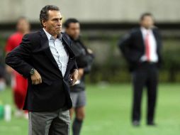 El técnico de las Chivas José Luis Real se mostró desesperado duerante el duelo ante el Toluca. MEXSPOR T  /