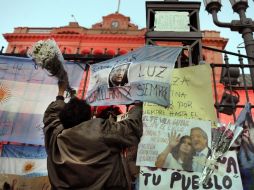 A las afueras de la Casa Rosada simpatizantes de Kirchner dan muestras de apoyo a la familia. AFP  /