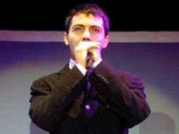 El cantante ha lanzado un nuevo albúm rindiendo homenaje a el 'Principe de la canción'. ARCHIVO  /