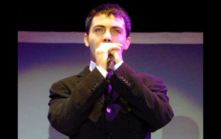 El cantante ha lanzado un nuevo albúm rindiendo homenaje a el 'Principe de la canción'. ARCHIVO  /