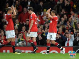 Javier 'Chicharito' Hernández festeja la victoria con sus compañeros del ManU. EFE  /