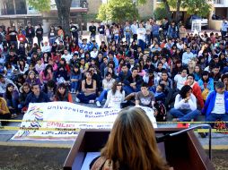 Los estudiantes de la Preparatoria 3 recibieron clases a las afueras de Casa Jalisco. A. HINOJOSA  /