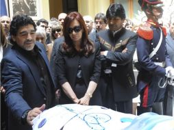 Diego Armando Maradona en el velatorio del ex mandatario en la Casa de Gobierno. REUTERS  /