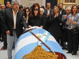 Cristina Fernández, presidenta de Argentina, observa el féretro de su marido Néstor Kirchner en la capilla ardiente donde es velado. AP  /