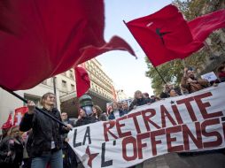 Trabajadores de los sectores público y privado participan en una manifestación en contra de la reforma a las pensiones. EFE  /