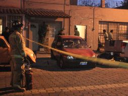 Varios vehículos resultaron dañados por la explosión en la calle Gómez Farías, de Zapopan. A. HINOJOSA  /
