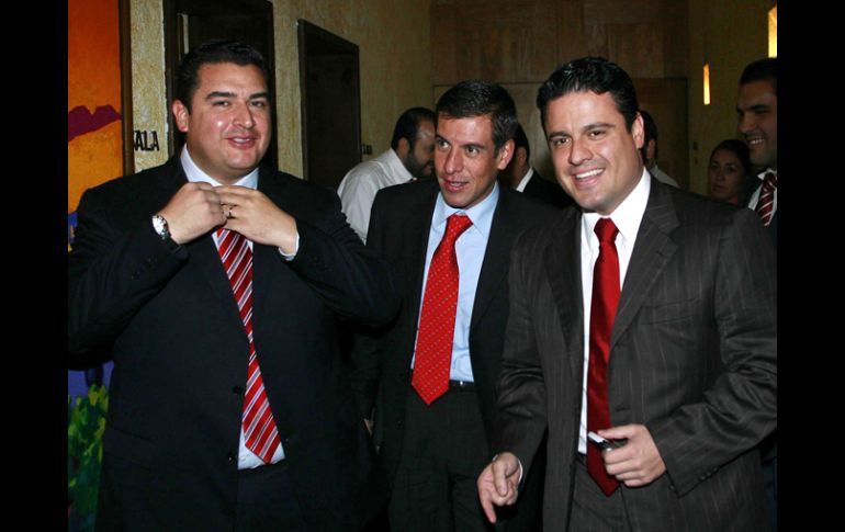 Aristóteles Sandoval (derecha) afirmó que no dará marcha atrás en la decisión tomada junto con Vielma (izquierda) y Castro. E. PACHECO  /